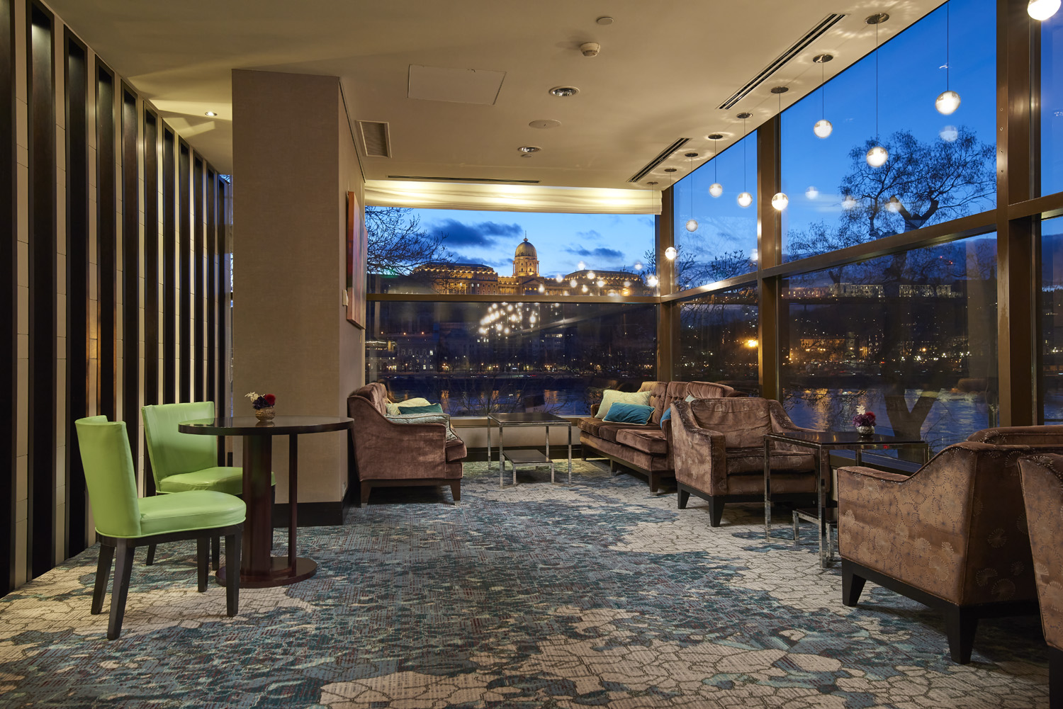 64e725573f16de455896839e_Club Lounge by Night